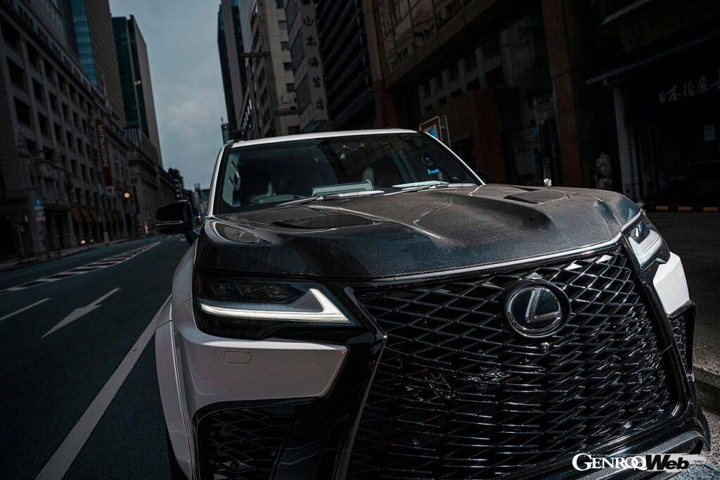 【LX600 F SPORT】LX600になって初設定されたFスポーツは日本未導入ながらアーティシャンスピリッツが寄り添ってくれた。機能性を犠牲にせずスポーティな雰囲気を盛り上げてくれる片側50mmワイドのオーバーフェンダーやボンネットなど、見どころは多々ある。すべてのボディパーツはカーボンとFRPが用意され、フルカーボンにすれば迫力満点に。または一部だけカーボンを取り入れたり、FRP（ボディ同色）にしてシックに仕立てることもできる。