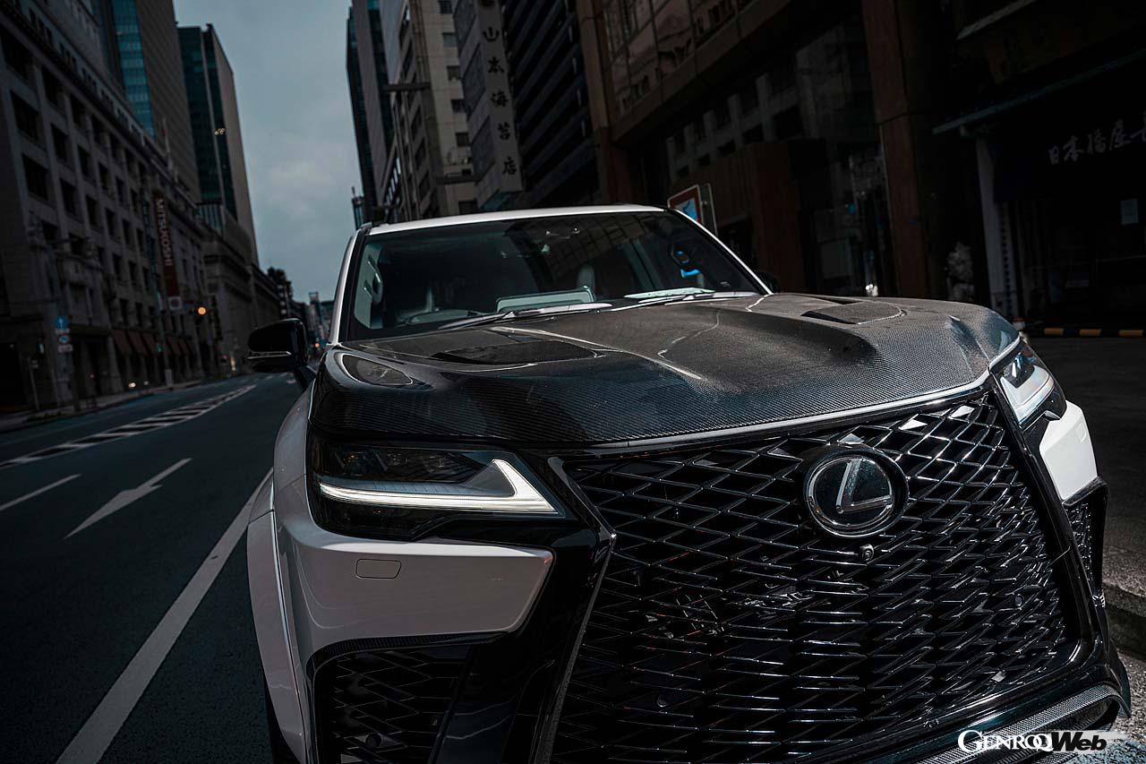 【LX600 F SPORT】LX600になって初設定されたFスポーツは日本未導入ながらアーティシャンスピリッツが寄り添ってくれた。機能性を犠牲にせずスポーティな雰囲気を盛り上げてくれる片側50mmワイドのオーバーフェンダーやボンネットなど、見どころは多々ある。すべてのボディパーツはカーボンとFRPが用意され、フルカーボンにすれば迫力満点に。または一部だけカーボンを取り入れたり、FRP（ボディ同色）にしてシックに仕立てることもできる。