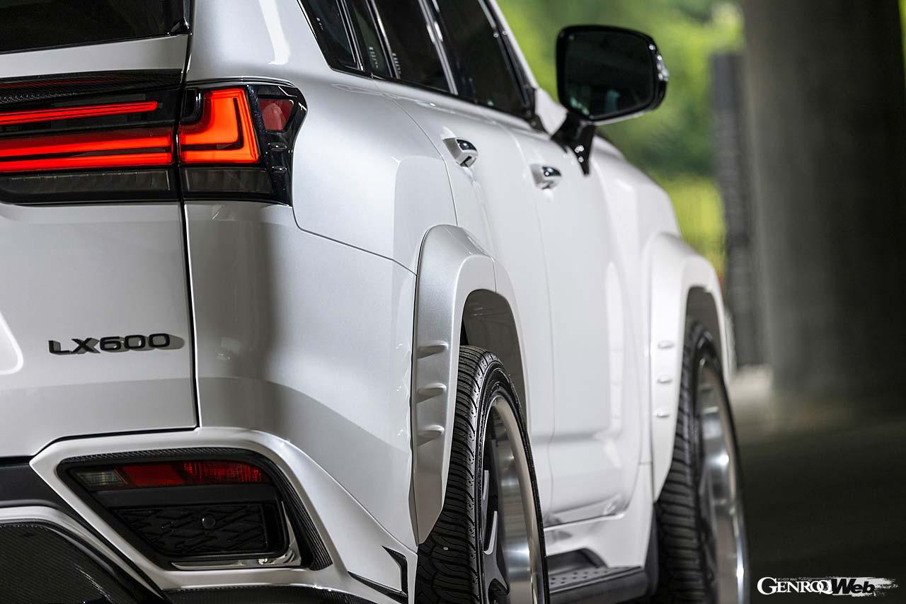 【LX600 F SPORT】LX600になって初設定されたFスポーツは日本未導入ながらアーティシャンスピリッツが寄り添ってくれた。機能性を犠牲にせずスポーティな雰囲気を盛り上げてくれる片側50mmワイドのオーバーフェンダーやボンネットなど、見どころは多々ある。すべてのボディパーツはカーボンとFRPが用意され、フルカーボンにすれば迫力満点に。または一部だけカーボンを取り入れたり、FRP（ボディ同色）にしてシックに仕立てることもできる。