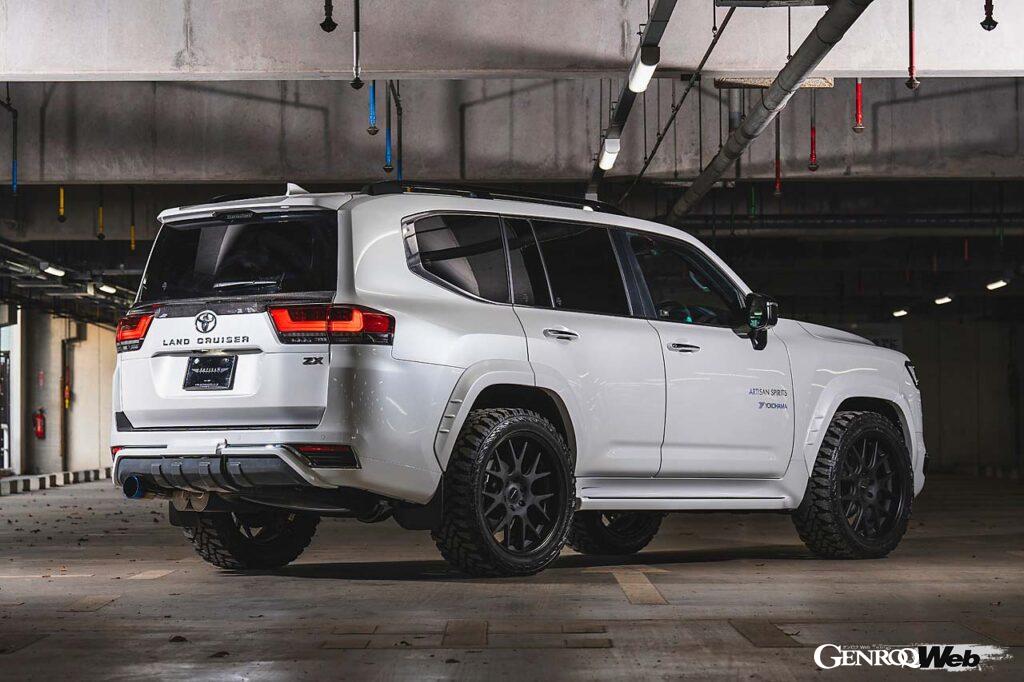 【LAND CRUISER 300 Ver.01】ランクル300をよりオフテイストに引き立てる一例だ。スキッドブロック風のアンダーカバーに、オフロードタイヤ(ジオランダーM/T)を組み合わせるだけで、ランクル300がその本性を露わにするかのように、よりマッシブに見違える。バンパーガーニッシュ、リヤゲートスポイラーなどディテールも凝っている。この個体はオーバーフェンダー片側+30mmワイドになるが、左の+50mmワイドフェンダーを組み合わせることもできる。