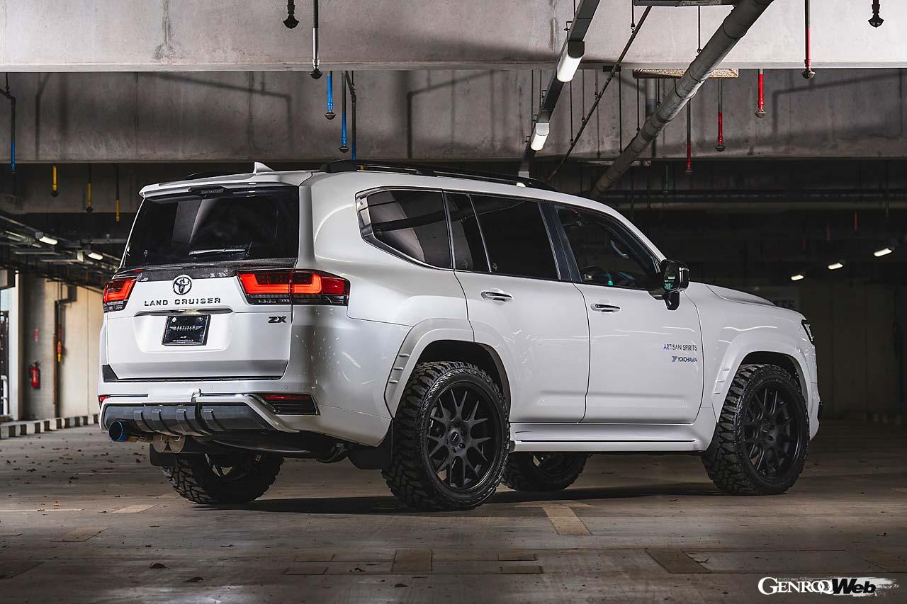 【LAND CRUISER 300 Ver.01】ランクル300をよりオフテイストに引き立てる一例だ。スキッドブロック風のアンダーカバーに、オフロードタイヤ（ジオランダーM/T）を組み合わせるだけで、ランクル300がその本性を露わにするかのように、よりマッシブに見違える。バンパーガーニッシュ、リヤゲートスポイラーなどディテールも凝っている。この個体はオーバーフェンダー片側＋30mmワイドになるが、左の＋50mmワイドフェンダーを組み合わせることもできる。