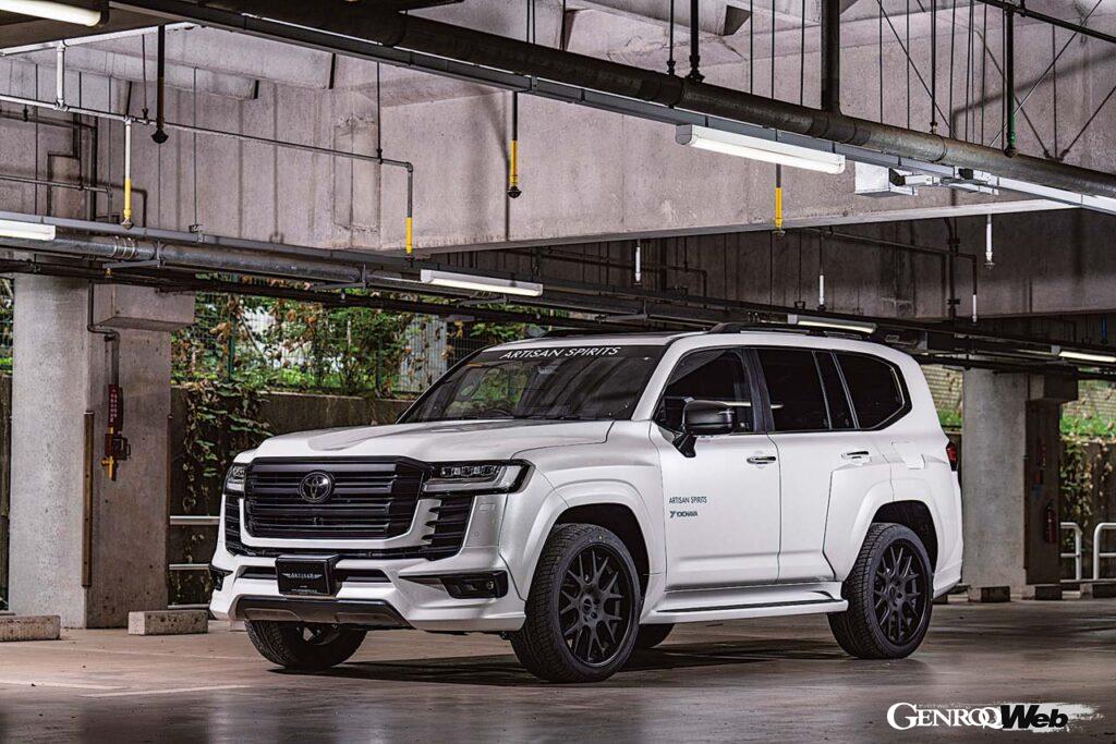 【LAND CRUISER 300 Ver.02】オフロード路線をゆくアンダーカバータイプとは別に、街に溶け込むプレミアムSUV的な要素を際立たせたハーフスポイラータイプも存在する。なお、こちらはフェンダーをさらにワイド化させて+50mmとなる。特にリヤはブリスターフェンダーの迫力を醸し出し、まるでランクル300のホットモデルのようだ。フルチタンエキゾーストシステムやチタニウムセンターパイプ、「CORART A7 PRO」22インチホイールなども用意される。