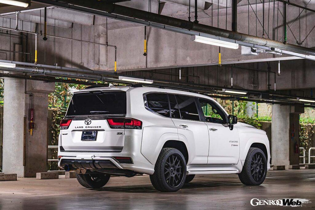 【LAND CRUISER 300 Ver.02】オフロード路線をゆくアンダーカバータイプとは別に、街に溶け込むプレミアムSUV的な要素を際立たせたハーフスポイラータイプも存在する。なお、こちらはフェンダーをさらにワイド化させて+50mmとなる。特にリヤはブリスターフェンダーの迫力を醸し出し、まるでランクル300のホットモデルのようだ。フルチタンエキゾーストシステムやチタニウムセンターパイプ、「CORART A7 PRO」22インチホイールなども用意される。