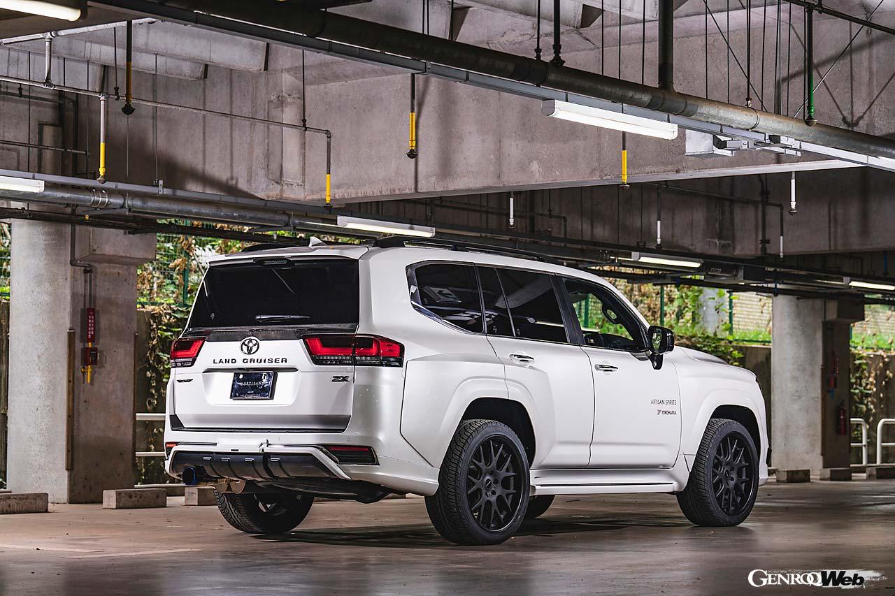 【LAND CRUISER 300 Ver.02】オフロード路線をゆくアンダーカバータイプとは別に、街に溶け込むプレミアムSUV的な要素を際立たせたハーフスポイラータイプも存在する。なお、こちらはフェンダーをさらにワイド化させて＋50mmとなる。特にリヤはブリスターフェンダーの迫力を醸し出し、まるでランクル300のホットモデルのようだ。フルチタンエキゾーストシステムやチタニウムセンターパイプ、「CORART A7 PRO」22インチホイールなども用意される。