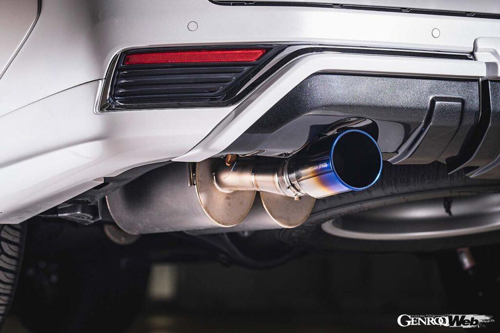 【LAND CRUISER 300 Ver.02】オフロード路線をゆくアンダーカバータイプとは別に、街に溶け込むプレミアムSUV的な要素を際立たせたハーフスポイラータイプも存在する。なお、こちらはフェンダーをさらにワイド化させて＋50mmとなる。特にリヤはブリスターフェンダーの迫力を醸し出し、まるでランクル300のホットモデルのようだ。フルチタンエキゾーストシステムやチタニウムセンターパイプ、「CORART A7 PRO」22インチホイールなども用意される。