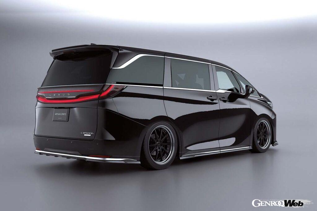 【LM Concept】レクサス初のミニバンとして生まれたLMは、2代目（AW10型）となって日本導入されている。先代から手がけてきたアーティシャンスピリッツは、早速、プロトタイプを公開した。純正のラインを崩さずそっとスポーティな雰囲気を盛り上げるコンプリートキットは、フロントおよびサイドのアンダースポイラー、フロントバンパーガーニッシュ、リヤゲートスポイラー、リヤルーフスポイラーで構成される。さらにボンネットフードやミラーカバー、ローダウンサスペンション、オリジナルホイールなども用意され、自分好みのLMに仕立てることが可能だ。