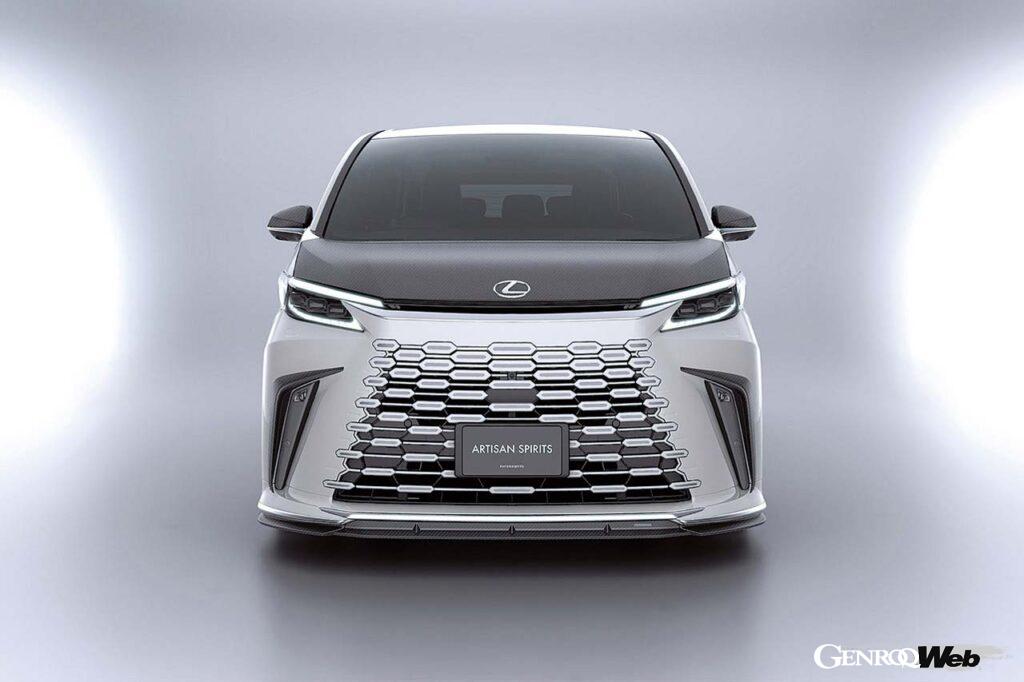 【LM Concept】レクサス初のミニバンとして生まれたLMは、2代目(AW10型)となって日本導入されている。先代から手がけてきたアーティシャンスピリッツは、早速、プロトタイプを公開した。純正のラインを崩さずそっとスポーティな雰囲気を盛り上げるコンプリートキットは、フロントおよびサイドのアンダースポイラー、フロントバンパーガーニッシュ、リヤゲートスポイラー、リヤルーフスポイラーで構成される。さらにボンネットフードやミラーカバー、ローダウンサスペンション、オリジナルホイールなども用意され、自分好みのLMに仕立てることが可能だ。