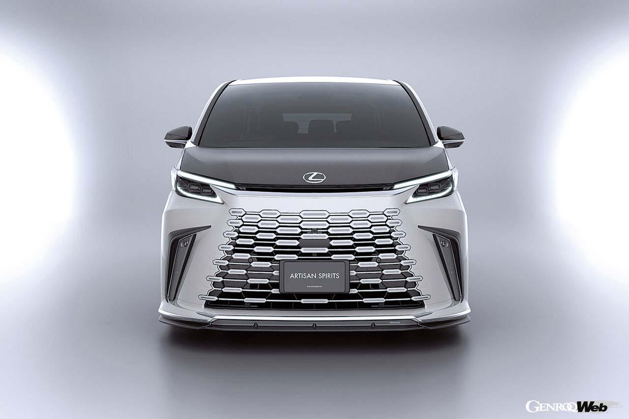 【LM Concept】レクサス初のミニバンとして生まれたLMは、2代目（AW10型）となって日本導入されている。先代から手がけてきたアーティシャンスピリッツは、早速、プロトタイプを公開した。純正のラインを崩さずそっとスポーティな雰囲気を盛り上げるコンプリートキットは、フロントおよびサイドのアンダースポイラー、フロントバンパーガーニッシュ、リヤゲートスポイラー、リヤルーフスポイラーで構成される。さらにボンネットフードやミラーカバー、ローダウンサスペンション、オリジナルホイールなども用意され、自分好みのLMに仕立てることが可能だ。