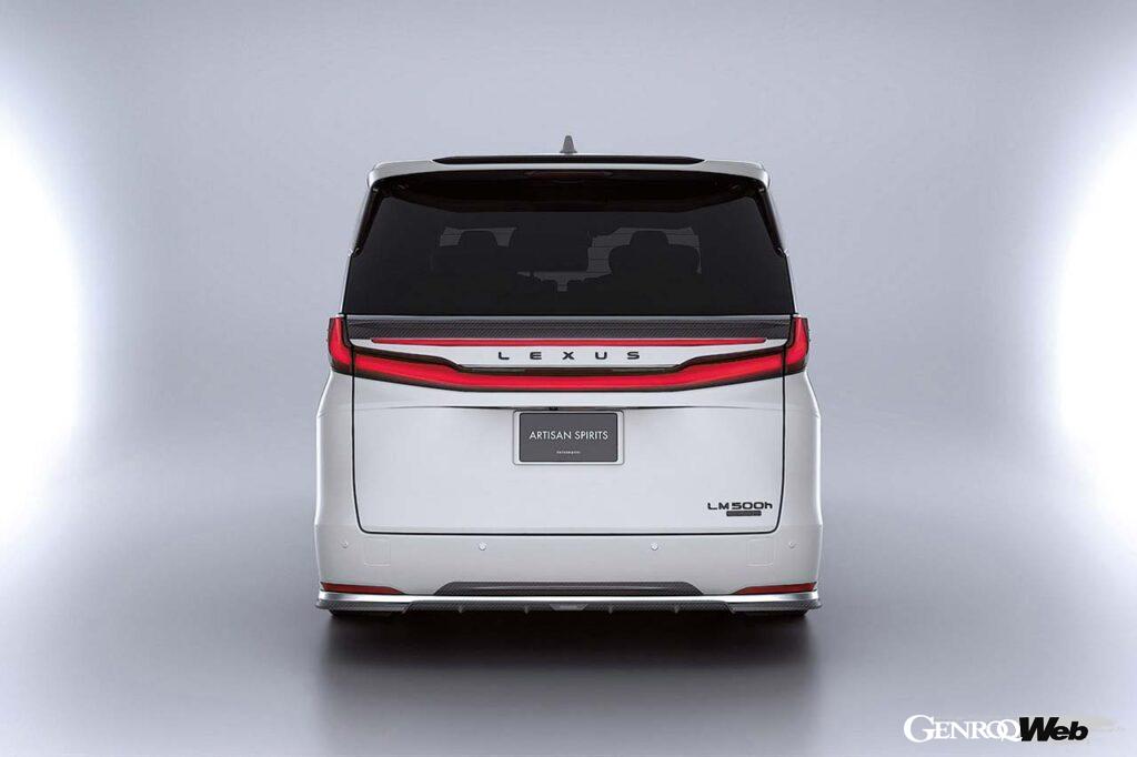 【LM Concept】レクサス初のミニバンとして生まれたLMは、2代目(AW10型)となって日本導入されている。先代から手がけてきたアーティシャンスピリッツは、早速、プロトタイプを公開した。純正のラインを崩さずそっとスポーティな雰囲気を盛り上げるコンプリートキットは、フロントおよびサイドのアンダースポイラー、フロントバンパーガーニッシュ、リヤゲートスポイラー、リヤルーフスポイラーで構成される。さらにボンネットフードやミラーカバー、ローダウンサスペンション、オリジナルホイールなども用意され、自分好みのLMに仕立てることが可能だ。