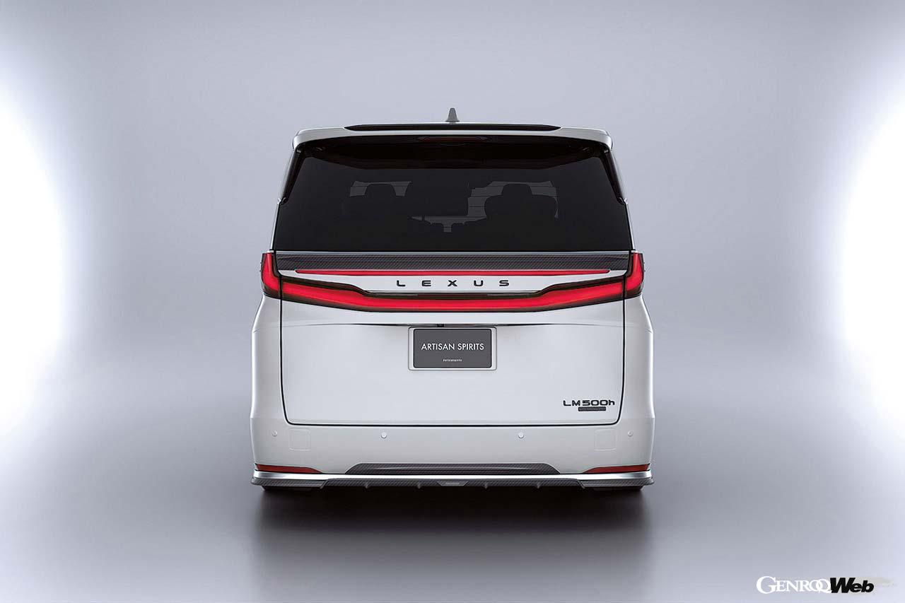 【LM Concept】レクサス初のミニバンとして生まれたLMは、2代目（AW10型）となって日本導入されている。先代から手がけてきたアーティシャンスピリッツは、早速、プロトタイプを公開した。純正のラインを崩さずそっとスポーティな雰囲気を盛り上げるコンプリートキットは、フロントおよびサイドのアンダースポイラー、フロントバンパーガーニッシュ、リヤゲートスポイラー、リヤルーフスポイラーで構成される。さらにボンネットフードやミラーカバー、ローダウンサスペンション、オリジナルホイールなども用意され、自分好みのLMに仕立てることが可能だ。