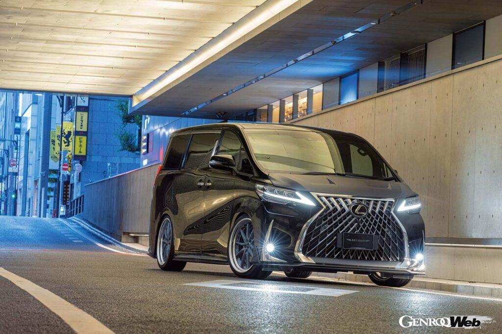 【LM350 / 300h】初代LMであるAH30型にもボディキットが存在する。フロントアンダースポイラーにアンダーバー、フロントサイドフィン、フロントグリルガーニッシュ、そしてボンネットフードでその顔つきを引き締めるほか、サイドはアンダースポイラーにフィンが用意される。リヤ側も手数は多い。バンパーガーニッシュ、アンダーディフューザー、ゲートガーニッシュ、ルーフスポイラーなどが盛り込まれる。装着されるホイールは「CORART A5」21インチとなる。