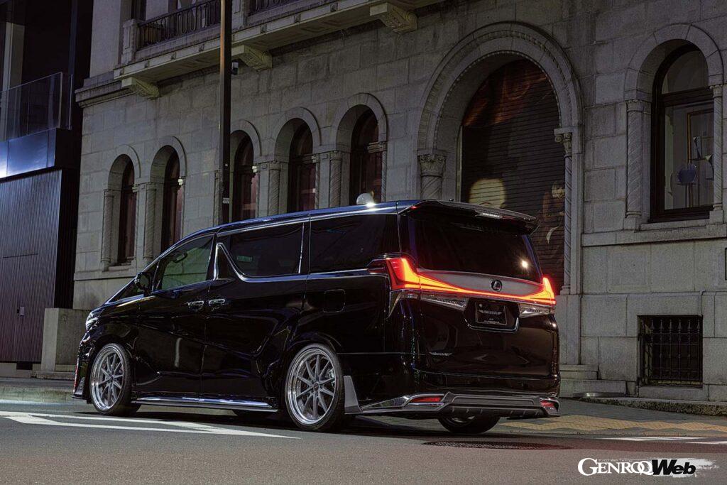 【LM350 / 300h】初代LMであるAH30型にもボディキットが存在する。フロントアンダースポイラーにアンダーバー、フロントサイドフィン、フロントグリルガーニッシュ、そしてボンネットフードでその顔つきを引き締めるほか、サイドはアンダースポイラーにフィンが用意される。リヤ側も手数は多い。バンパーガーニッシュ、アンダーディフューザー、ゲートガーニッシュ、ルーフスポイラーなどが盛り込まれる。装着されるホイールは「CORART A5」21インチとなる。