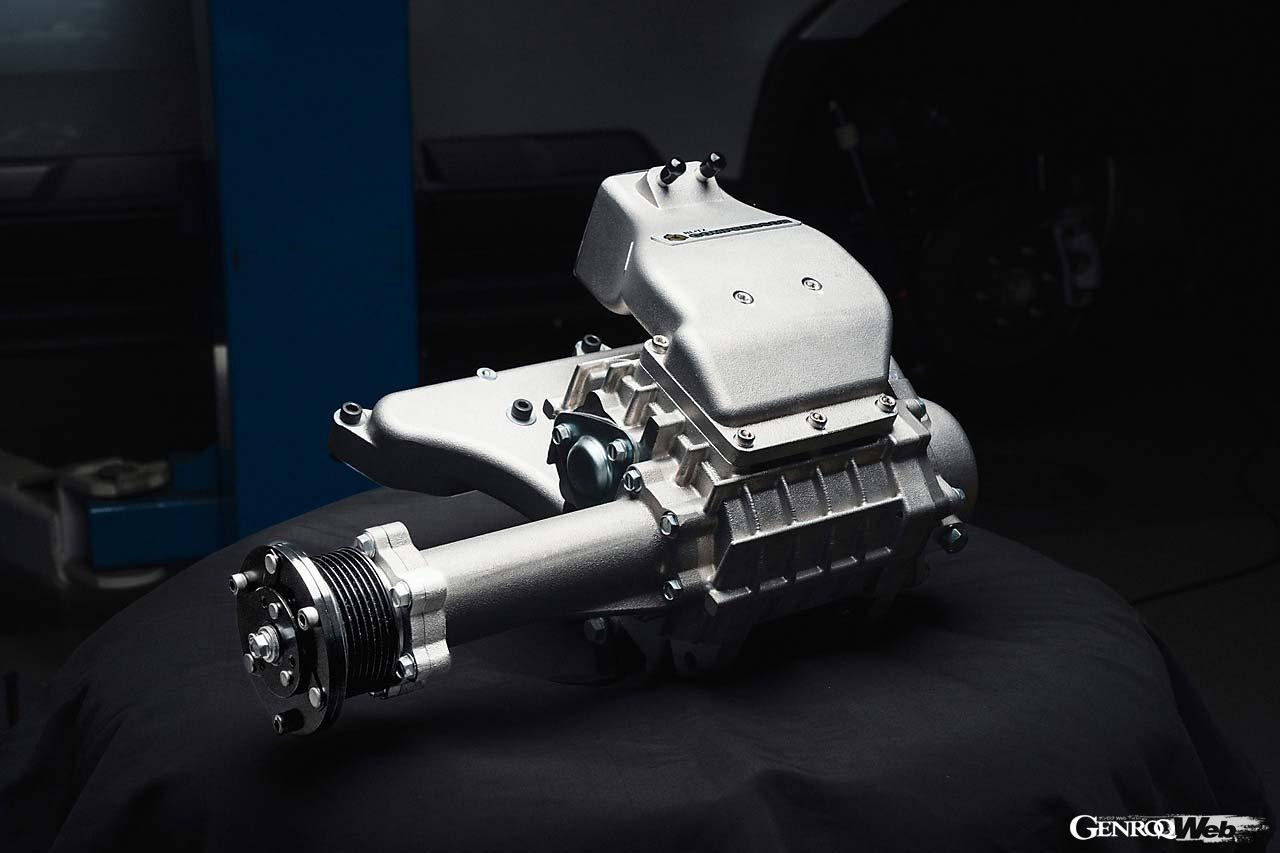 ランクル250用2.7リッター直列4気筒（2TR-FE型）にオントップするコンプレッサーシステム（スーパーチャージャーキット）を開発している最中だった。ルーツ式スーパーチャージャーを使用しながら、専用フューエルコントローラーによりECUリセッティングは不要。純正エアクリーナボックスを使用するので、どんな気候でも安定して性能を引き出す。