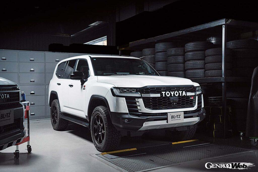 ランクル300GRスポーツに対しては過給機ではなく吸気に取り組んだ。カーボンインテークシステム+パワコンを開発して潜在能力を引き出した。フロント34mm、リヤ26mmリフトアップ(ともに推奨値)するダンパーZZ-RスペックDSCプラスも装着される。