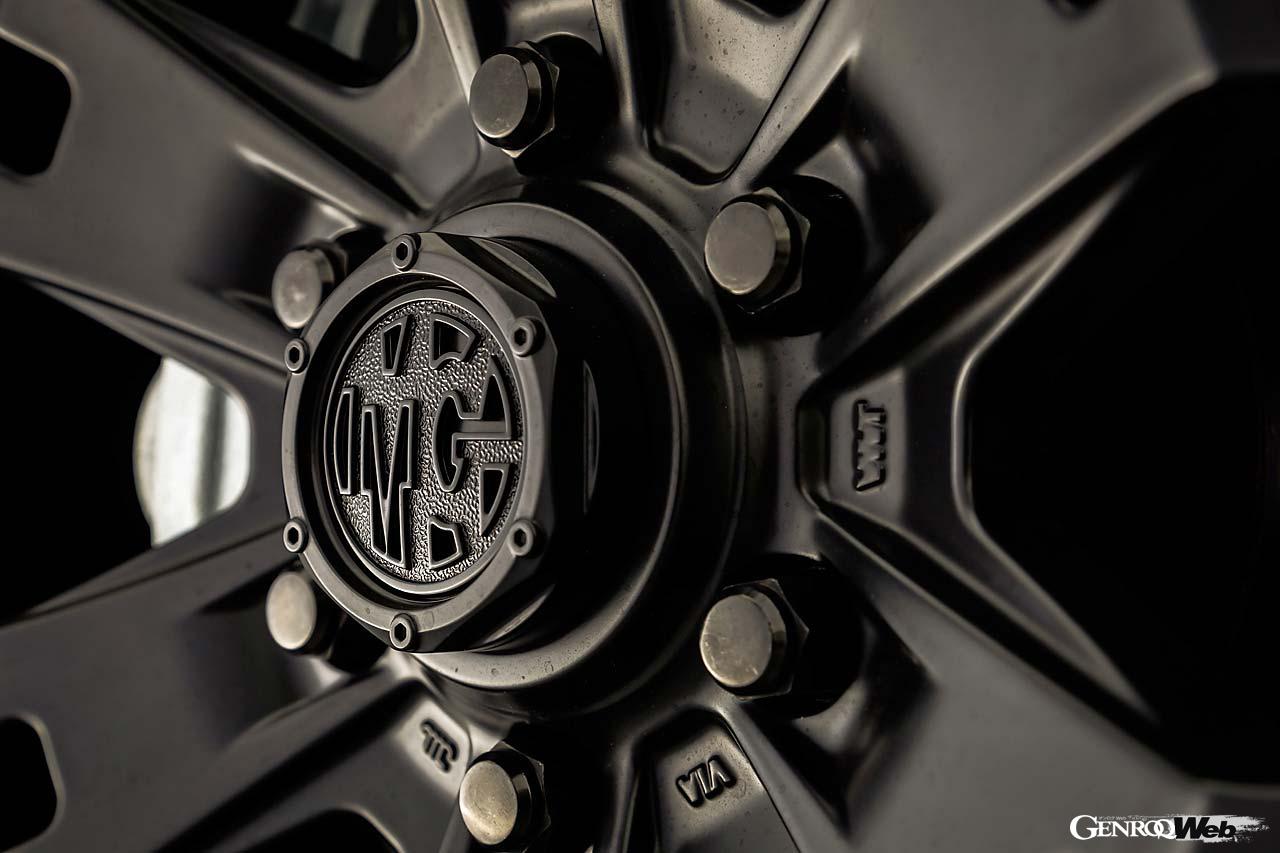 MGゴーレムは設定されるP.C.Dとスポーク数を合わせている。5ホール用は2×5本スポークだが、6ホール用（P.C.D139.7）は2×6本スポークになる。ナットホールの位置関係によって理想像を突き詰めた専用設計だ。オープンナットフェイスを採用したことで立体感のあるコンケーブフェイスとなるほか、リムにはビードロック風のピアスボルトが埋め込まれる。装着されるのは深みのあるマットブラック。他にリムデザインをより際立たせたブラック×マシニングリップが用意される。