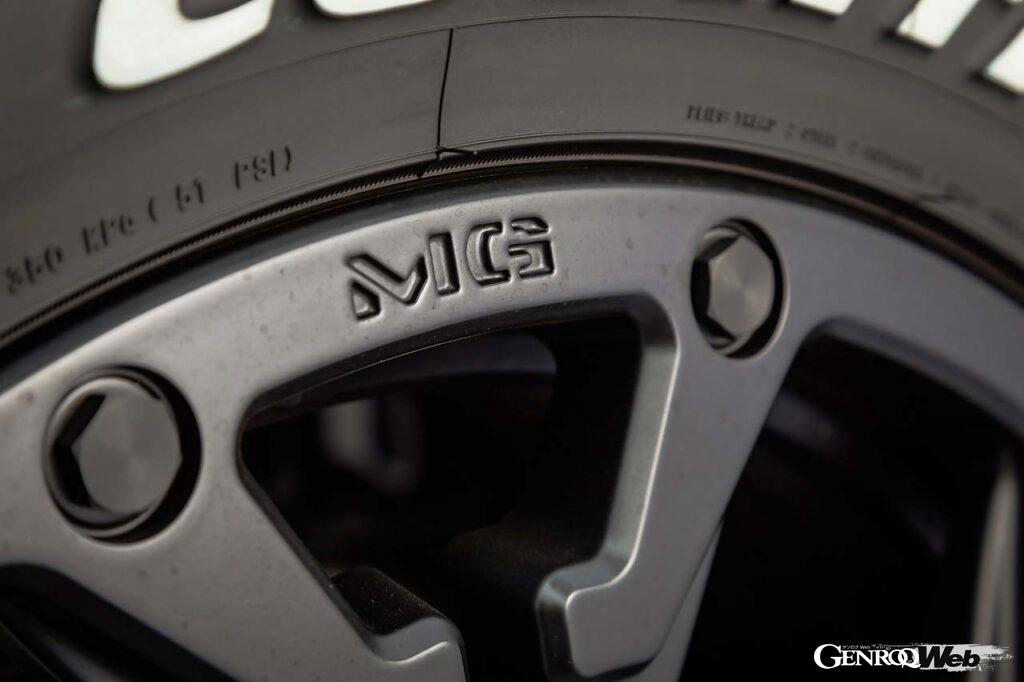 MGゴーレムは設定されるP.C.Dとスポーク数を合わせている。5ホール用は2×5本スポークだが、6ホール用(P.C.D139.7)は2×6本スポークになる。ナットホールの位置関係によって理想像を突き詰めた専用設計だ。オープンナットフェイスを採用したことで立体感のあるコンケーブフェイスとなるほか、リムにはビードロック風のピアスボルトが埋め込まれる。装着されるのは深みのあるマットブラック。他にリムデザインをより際立たせたブラック×マシニングリップが用意される。