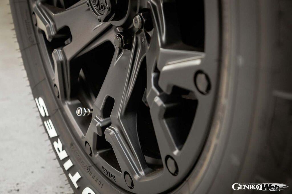 MGゴーレムは設定されるP.C.Dとスポーク数を合わせている。5ホール用は2×5本スポークだが、6ホール用(P.C.D139.7)は2×6本スポークになる。ナットホールの位置関係によって理想像を突き詰めた専用設計だ。オープンナットフェイスを採用したことで立体感のあるコンケーブフェイスとなるほか、リムにはビードロック風のピアスボルトが埋め込まれる。装着されるのは深みのあるマットブラック。他にリムデザインをより際立たせたブラック×マシニングリップが用意される。