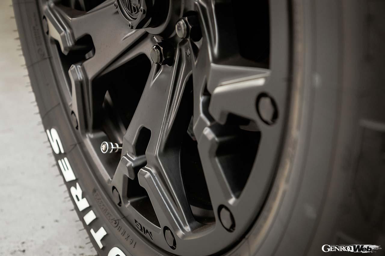 MGゴーレムは設定されるP.C.Dとスポーク数を合わせている。5ホール用は2×5本スポークだが、6ホール用（P.C.D139.7）は2×6本スポークになる。ナットホールの位置関係によって理想像を突き詰めた専用設計だ。オープンナットフェイスを採用したことで立体感のあるコンケーブフェイスとなるほか、リムにはビードロック風のピアスボルトが埋め込まれる。装着されるのは深みのあるマットブラック。他にリムデザインをより際立たせたブラック×マシニングリップが用意される。