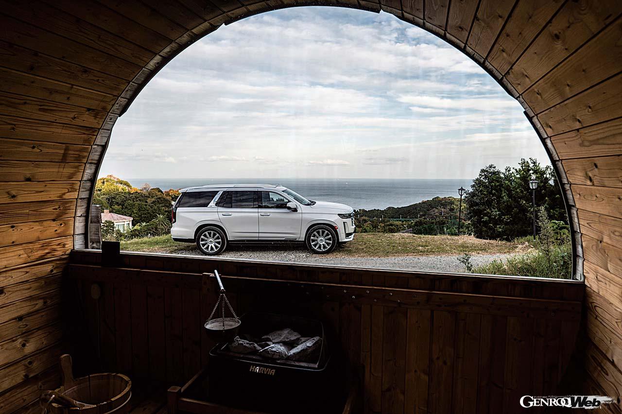 アメリカ本国ではショーファードリブンカーとしてのニーズも高い歴代エスカレード。現行モデルは1999年デビューの初代から数えて第5世代目だ。