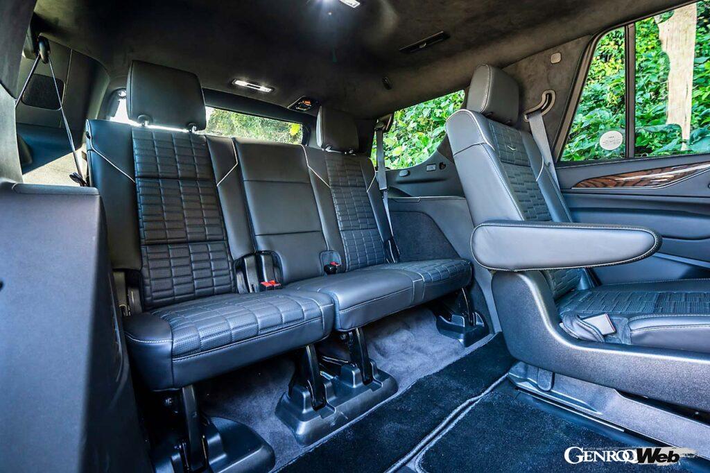 現行エスカレードのラインナップは、試乗車の「プラチナム」のほか、「プレミアム(1640万円)」と「スポーツ(1800万円)」の全3モデル。シート配列は2-2-3の7人乗りを基本に、プレミアムのみ2-3-3の8人乗りとなる。サウンドシステムは音楽の都、オーストリア・ウィーンで設立されたAKG社の手によるもの。ラゲッジルーム容量は722~3426リットルと超巨大!