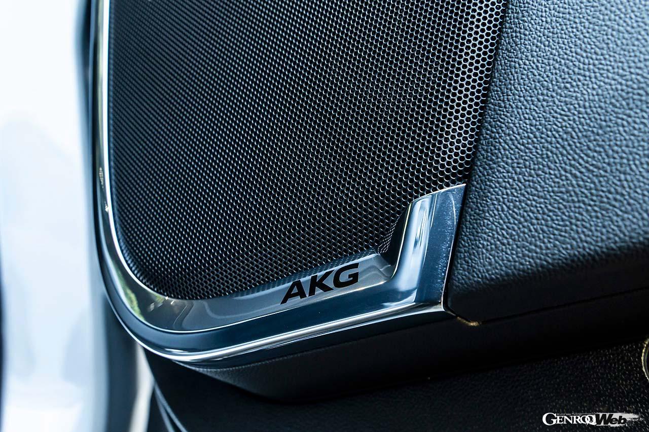 現行エスカレードのラインナップは、試乗車の「プラチナム」のほか、「プレミアム（1640万円）」と「スポーツ（1800万円）」の全3モデル。シート配列は2-2-3の7人乗りを基本に、プレミアムのみ2-3-3の8人乗りとなる。サウンドシステムは音楽の都、オーストリア・ウィーンで設立されたAKG社の手によるもの。ラゲッジルーム容量は722～3426リットルと超巨大！