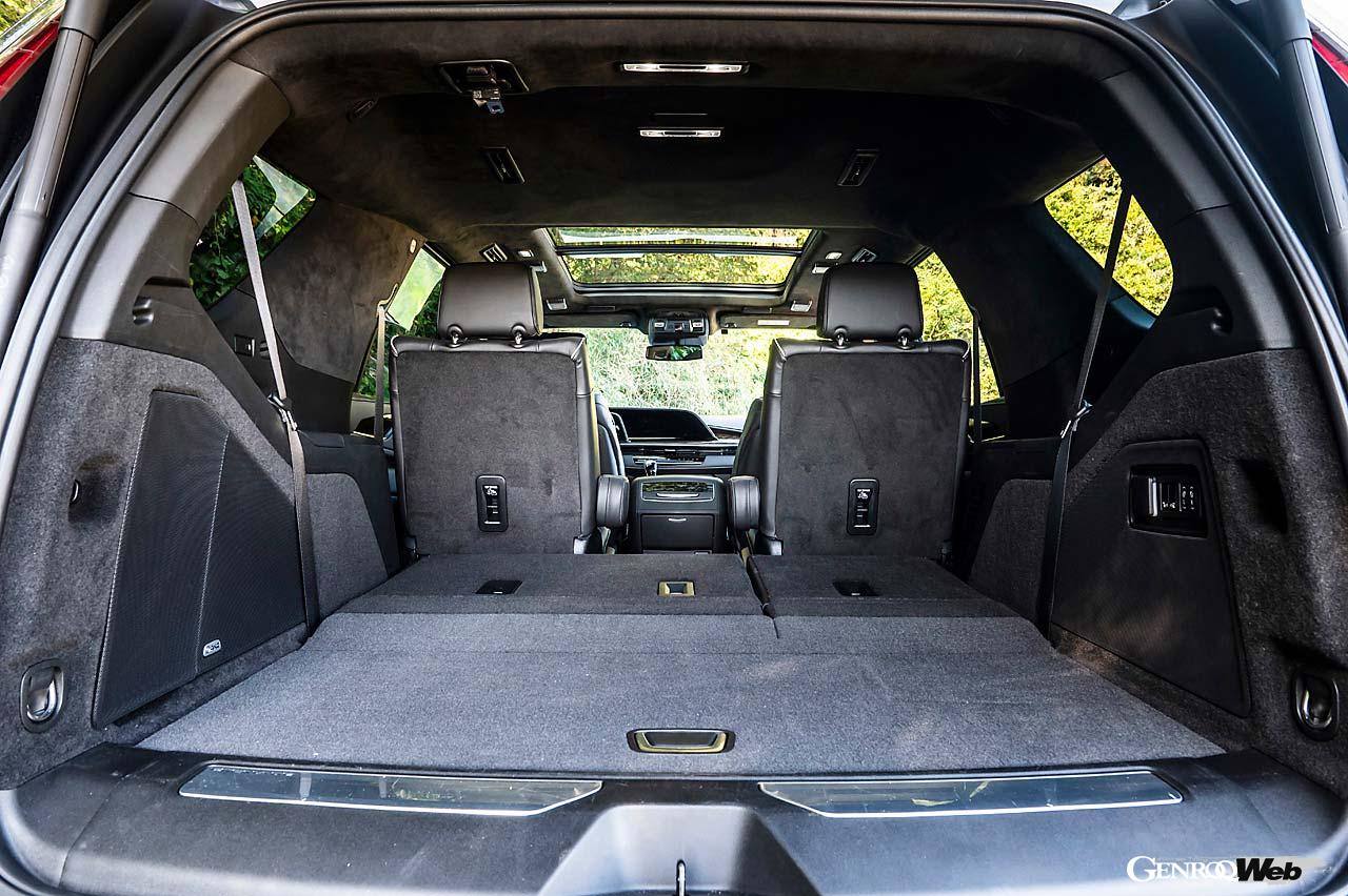 現行エスカレードのラインナップは、試乗車の「プラチナム」のほか、「プレミアム（1640万円）」と「スポーツ（1800万円）」の全3モデル。シート配列は2-2-3の7人乗りを基本に、プレミアムのみ2-3-3の8人乗りとなる。サウンドシステムは音楽の都、オーストリア・ウィーンで設立されたAKG社の手によるもの。ラゲッジルーム容量は722～3426リットルと超巨大！