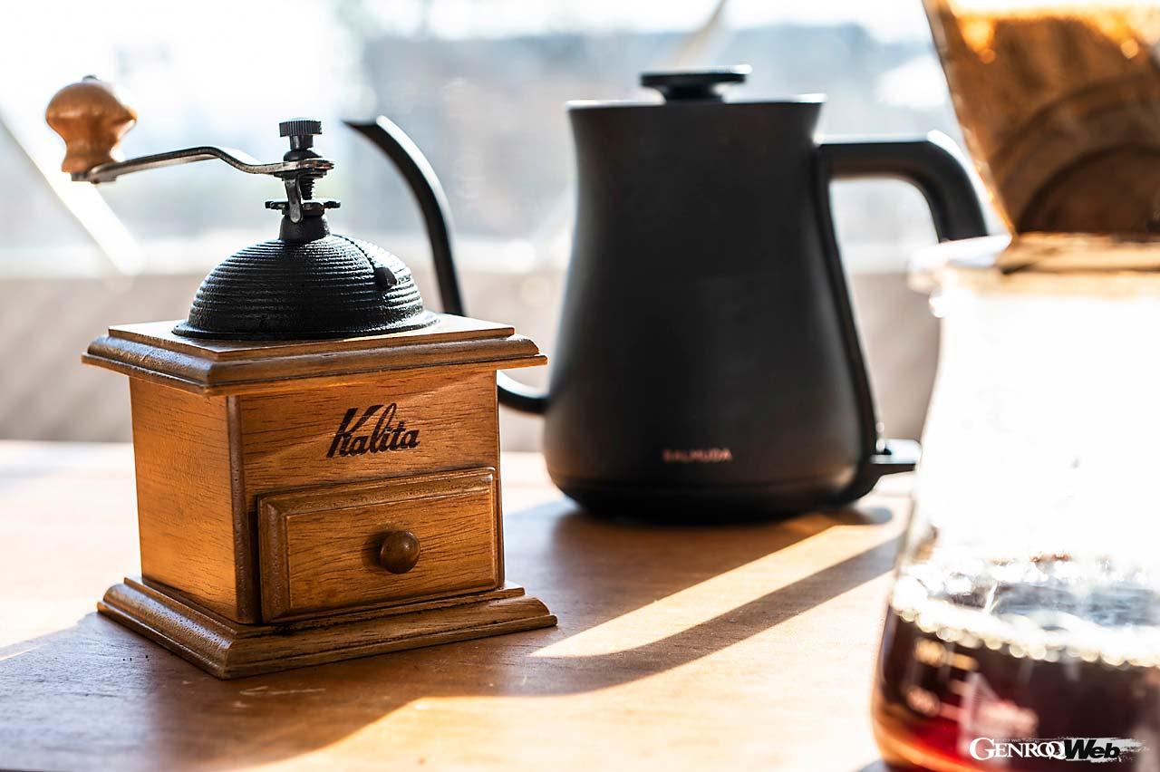 ラグジュアリーSUVが人気を博し、街で目にする機会が増えた昨今。だが数が増えるにつれて人とは違うクルマに乗ってみたくなるのもまた事実だろう。そこで注目したいのがキャデラックのフルサイズSUV、エスカレードだ。今回は1泊2日のグランピングへ連れ出し、その魅力を再検証してみた。