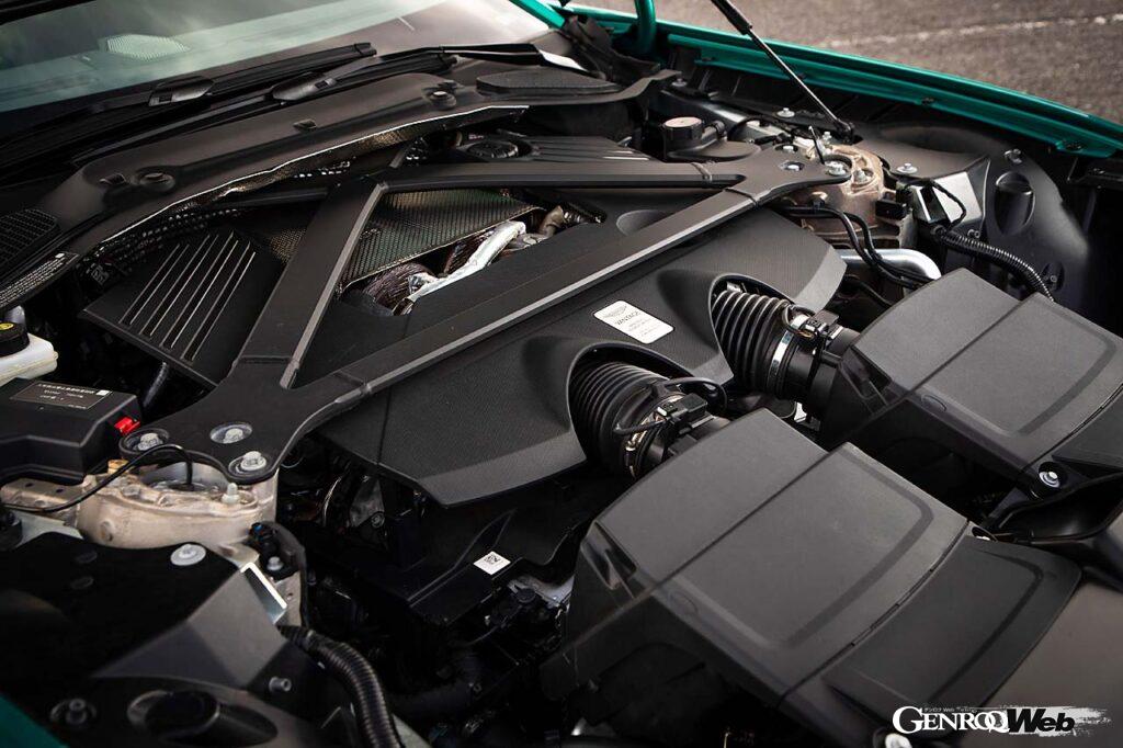 4.0リッターのV8ツインターボエンジンはメルセデスAMG製をベースにアストンマーティンが大幅に手を加えた結果、ピークパワーは665PS、最大トルクは800Nmに達する。