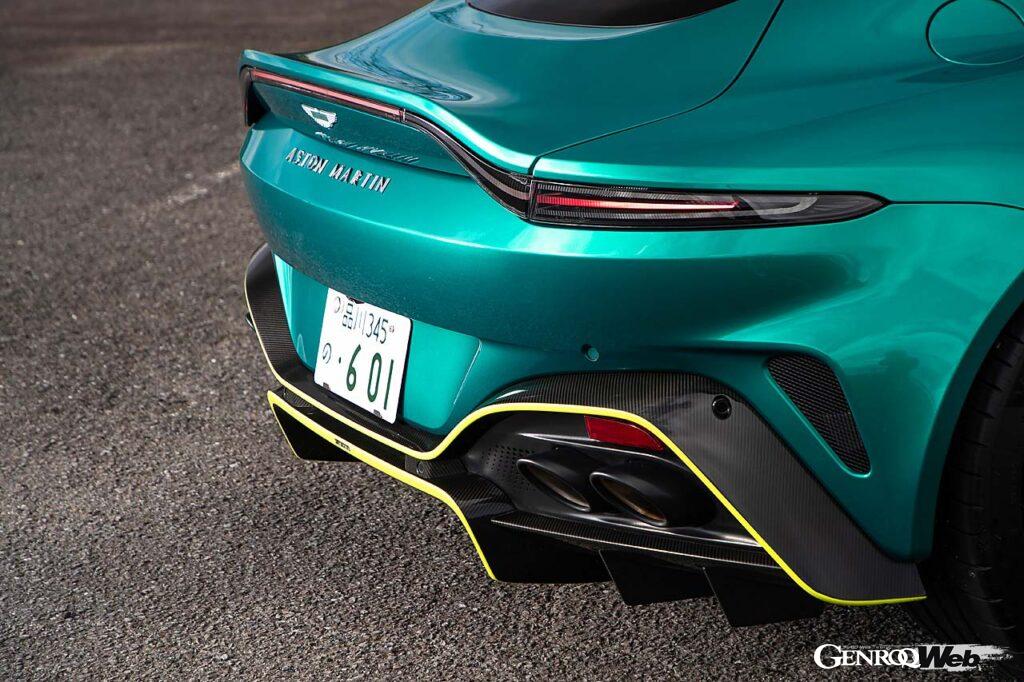 超大型のディフューザーが強力なダウンフォースを発生。リヤリッドのダックテール形状も相当にアグレッシブだ。