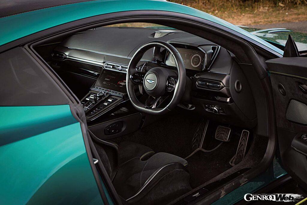 美しさと実用性が融合したコクピット。センターのモニターは10.25インチの大きさを持つ。