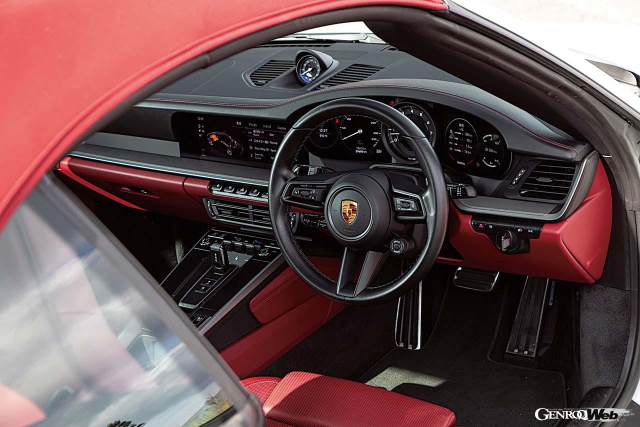 基本デザインを守りながら進化を続ける911。新型ではセンターのタコメーターもついにデジタル化される。