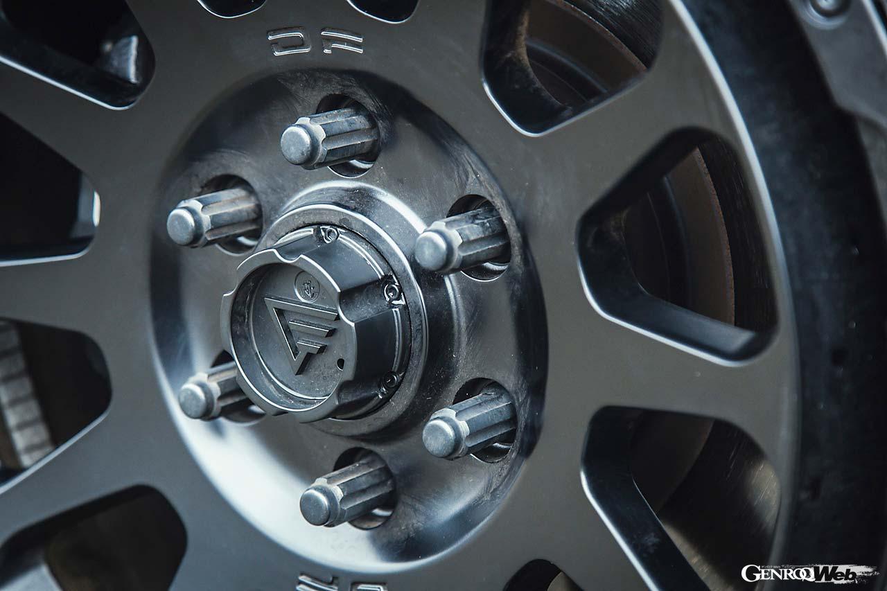 装着されるオーバルはLX600／ランクル300に専用設計されたフローフォーミングホイールだ。サイズは9.0J×20インチにして、カラーリングはサテンブラック。このシンプルな装いがLX600オフロードと調和する。たとえ泥だらけになったって、それも“味”だと思わせてくれるような雰囲気が宿る。