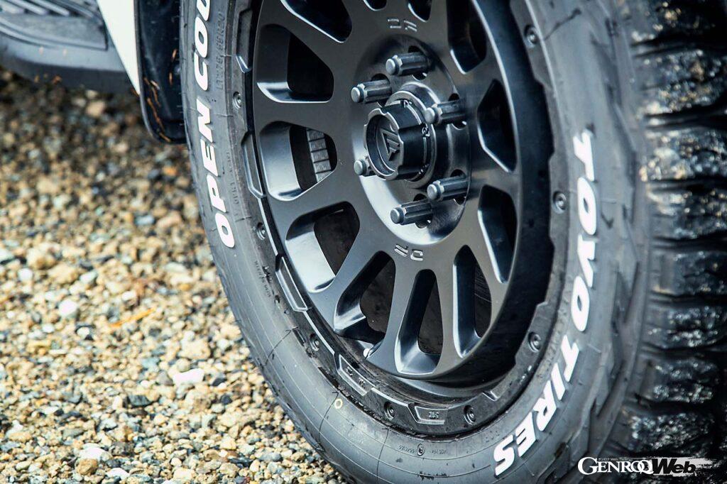 装着されるオーバルはLX600/ランクル300に専用設計されたフローフォーミングホイールだ。サイズは9.0J×20インチにして、カラーリングはサテンブラック。このシンプルな装いがLX600オフロードと調和する。たとえ泥だらけになったって、それも“味”だと思わせてくれるような雰囲気が宿る。