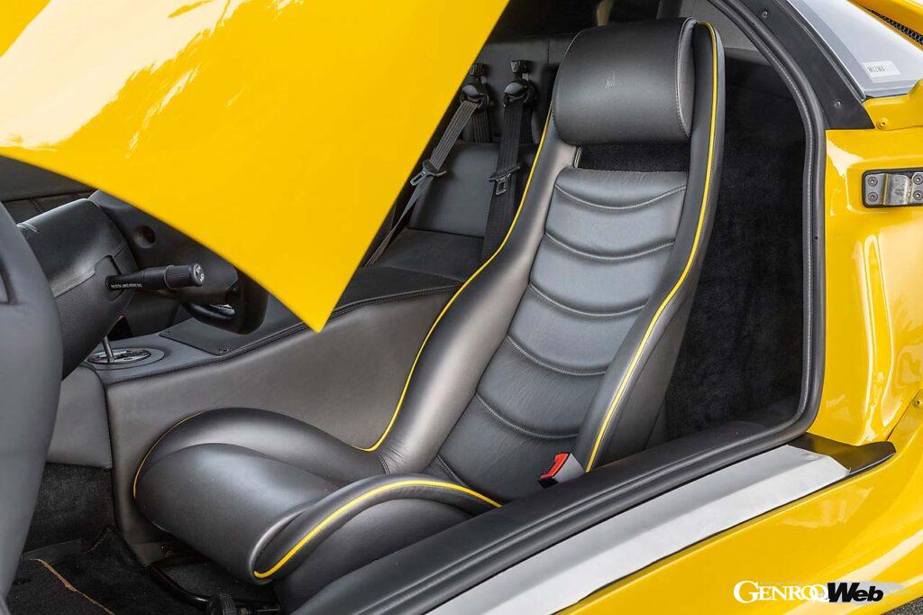 新品同様のフルバケットシート。シート背後に少しだけ物を置けるスペースがある。