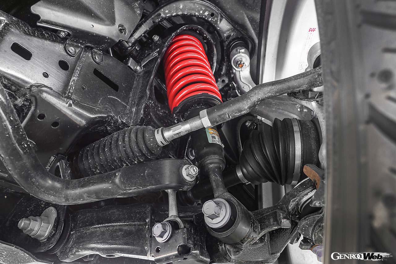 セレスティアルのカラーはブラッシュアップとセミグロスブラックの2種類。セミグロスブラックはダイヤモンドカットリムが大口径ホイールの円周を際立たせているのがポイント。時間をかけて開発したエルフォードオリジナルのサスペンションが影の立役者としてタイヤの奥に潜む。360度どこから見てもボトムラインが美しくつながっているのには、純正サイドステップに被せるタイプのエクステンションパーツも一役買っている。