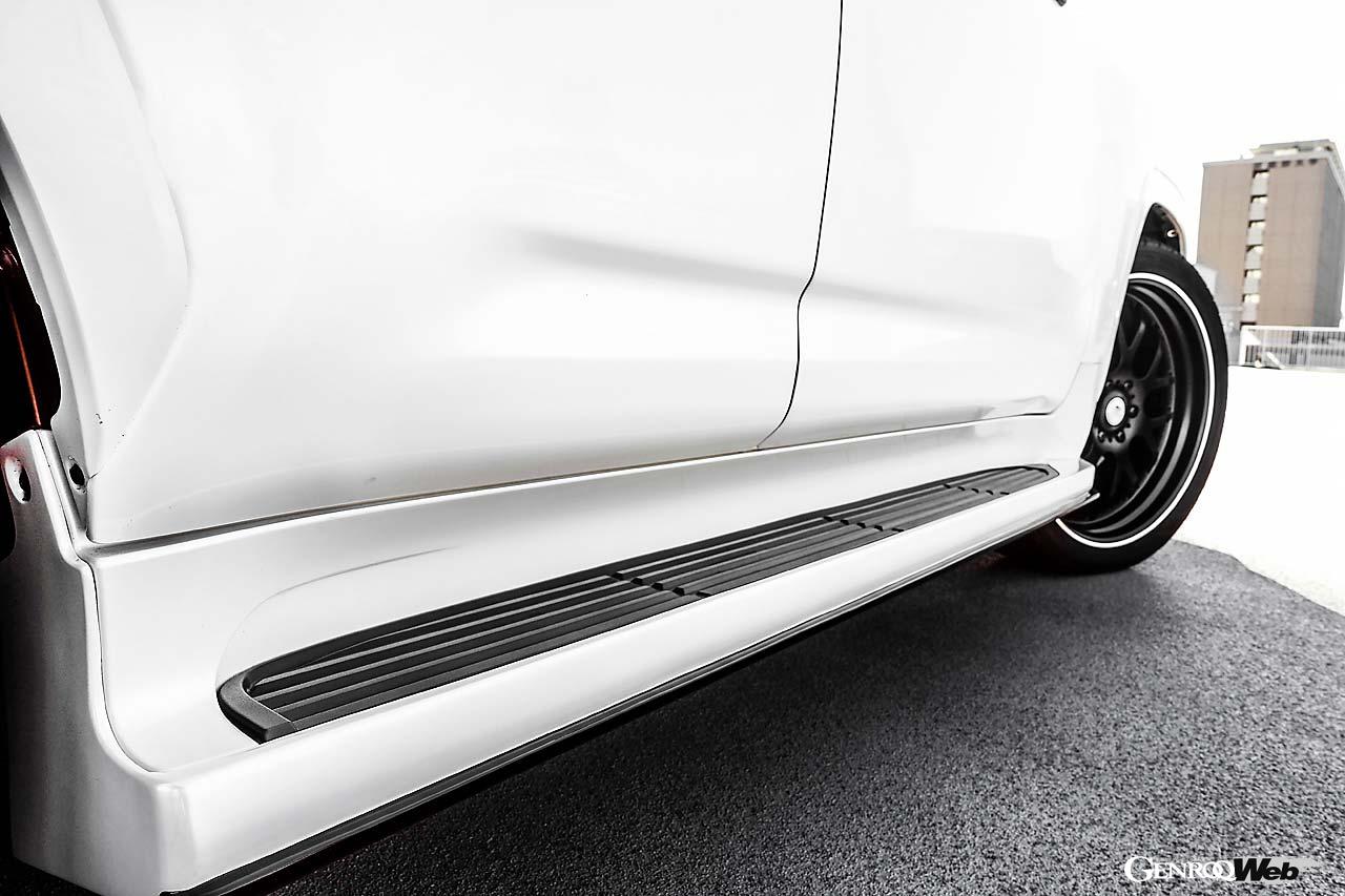 セレスティアルのカラーはブラッシュアップとセミグロスブラックの2種類。セミグロスブラックはダイヤモンドカットリムが大口径ホイールの円周を際立たせているのがポイント。時間をかけて開発したエルフォードオリジナルのサスペンションが影の立役者としてタイヤの奥に潜む。360度どこから見てもボトムラインが美しくつながっているのには、純正サイドステップに被せるタイプのエクステンションパーツも一役買っている。