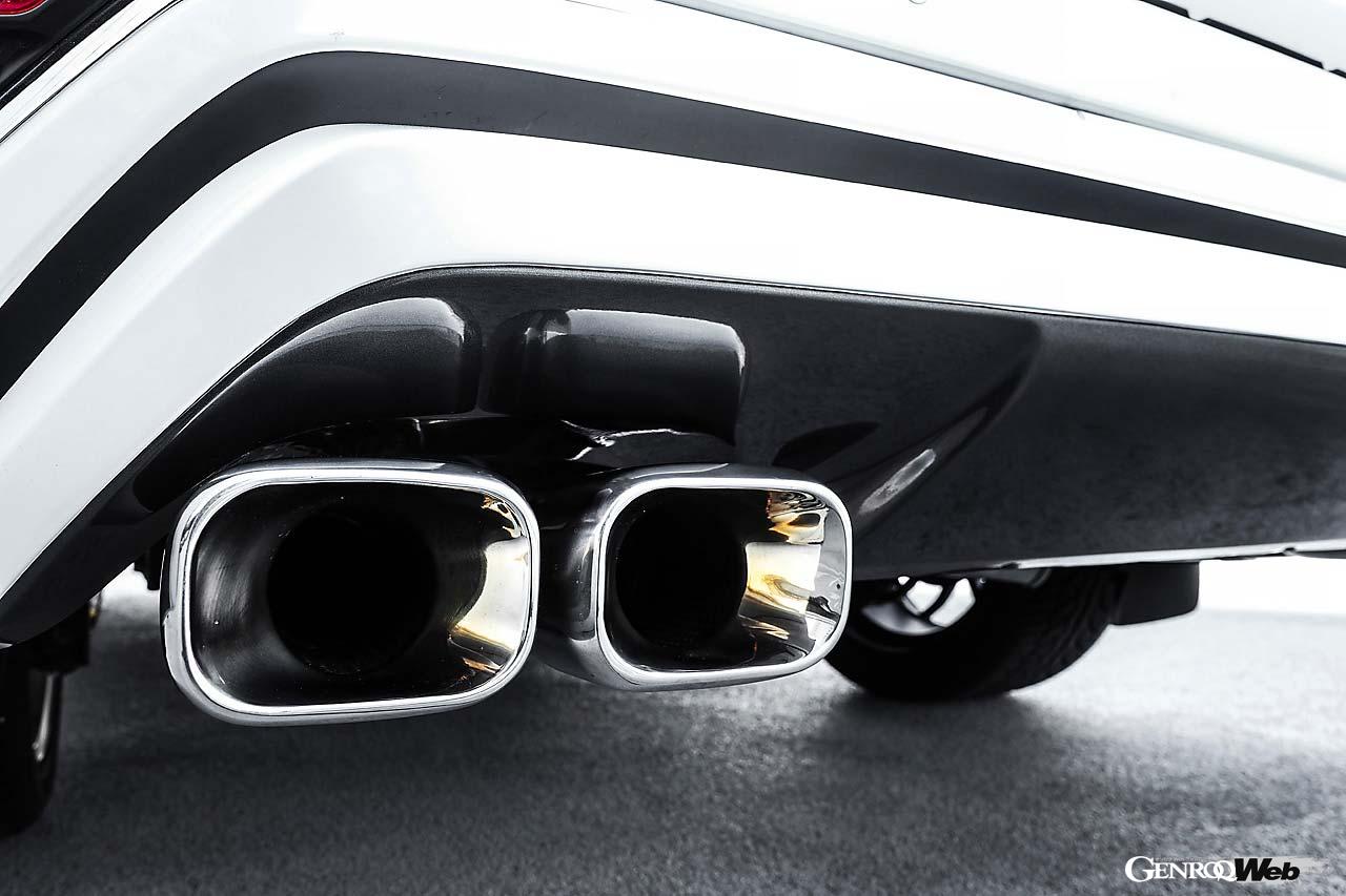 ステンレス製マフラーは標準バンパー車用とモデリスタ・リアスカート装着車用とがある。好みに合わせてオーバルタイプを選ぶこともできる。モデリスタ・リアスカート装着車には開口部のカットが必要だが、マフラーガーニッシュがあることで一体感が損なわれない。今回はLXのグレーメタリックカラーに塗装して、全体的な調和をより高めたそう。