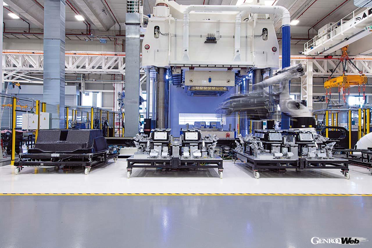 オーブンから出されたカーボンモノコックはロボットにより運ばれる。手作業の部分も多いが、自動化できる部分はロボットが作業を担う。