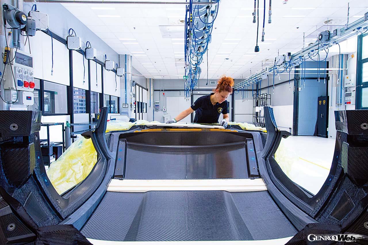 モノコックのいわゆるバスタブの部分とルーフ部分は別に作られ、接着剤によって合体される。1台のレヴエルトに使用される接着剤は140mにもなるという。