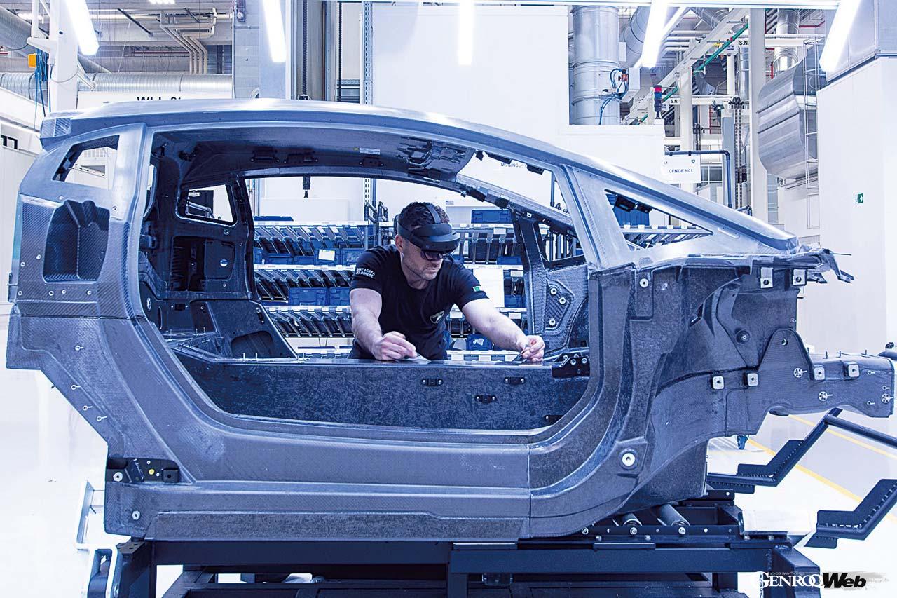 焼き上がったカーボンモノコックはさまざまなチェックを受け、磨きがかけられる。