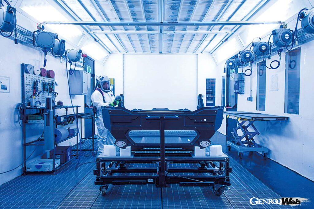 焼き上がったカーボンモノコックはさまざまなチェックを受け、磨きがかけられる。