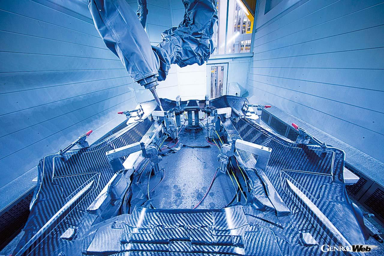 ジグのような器具と測定器で形が基準通りとなっているかを調べる。不良品はほとんど発生していないという。