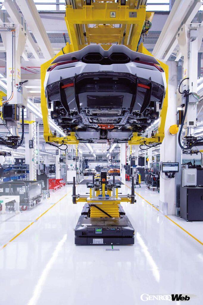 少量生産のスーパーカーメーカー、というと家内制手工業的なイメージがあるがランボルギーニの組み立て現場は驚くほど近代化されている。だがその中に手作業の部分も多い。両方のメリットを最大限に活かしているのが印象的だ。