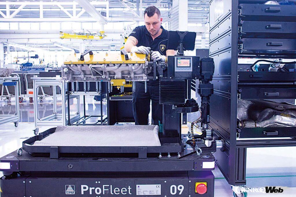 エンジンの組み立ては多くの部分に人の技が活かされる。レヴエルトのV12エンジンは日産9台のペースだ。