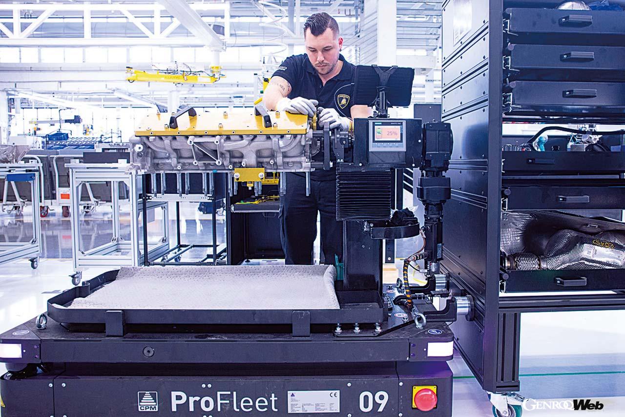 エンジンの組み立ては多くの部分に人の技が活かされる。レヴエルトのV12エンジンは日産9台のペースだ。