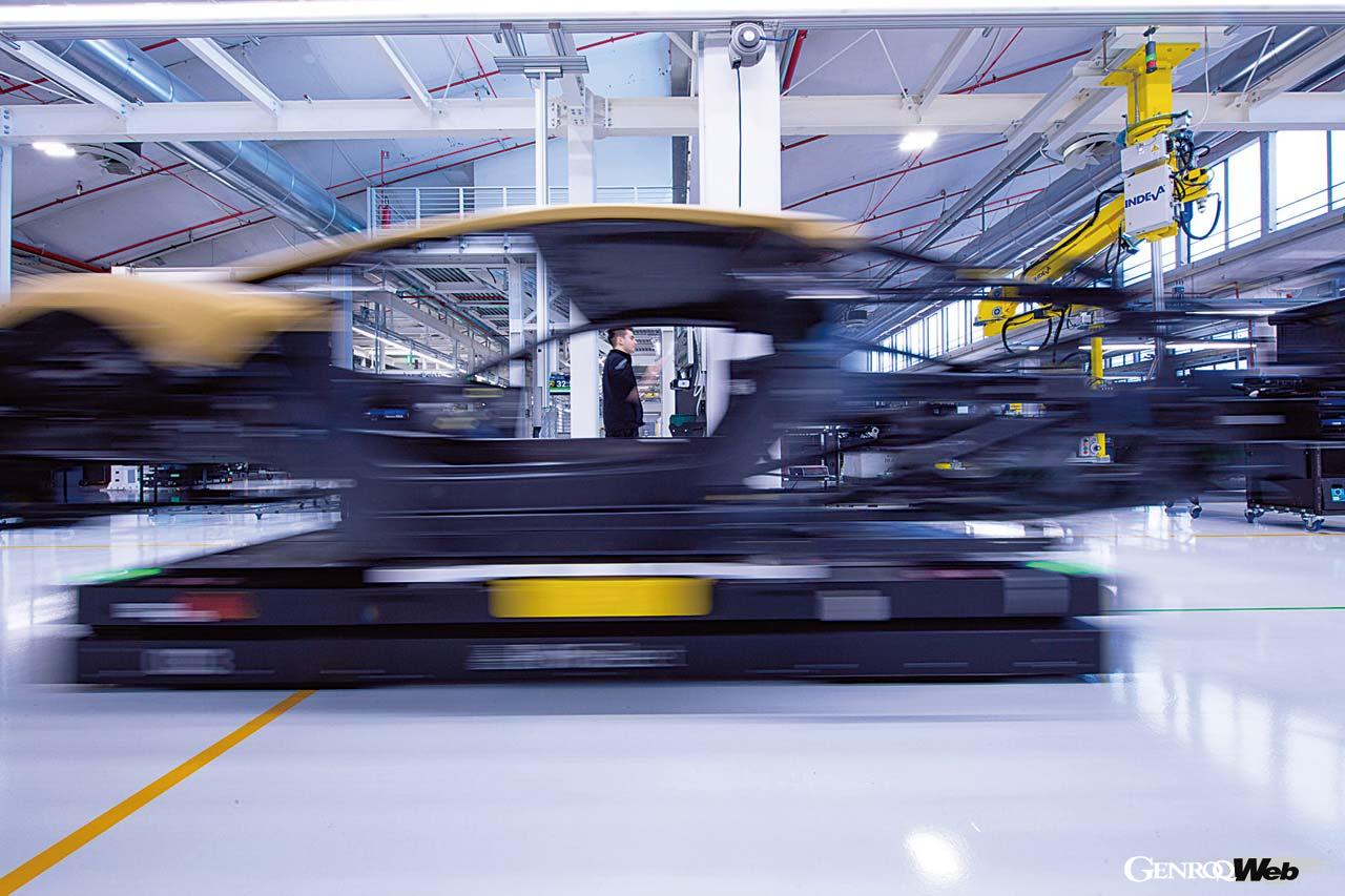 組み立て中のボディは自走式ユニットに乗せられ、自動でライン上を走行する。