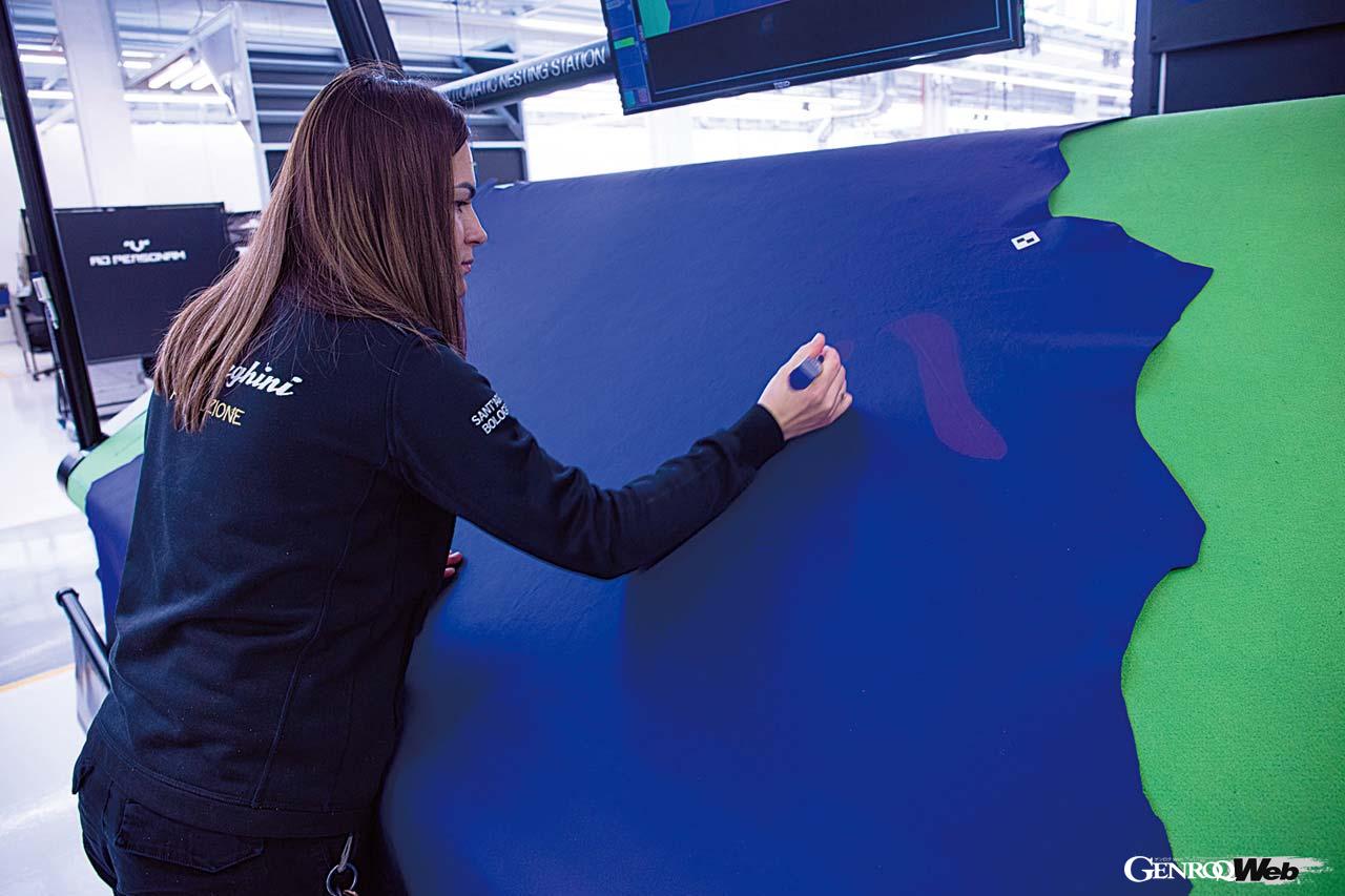 インテリアのレザーは傷などのチェックをした後、もっとも無駄の出ないパターンを算出、それに従って裁断される。縫製などはすべて手作業だ。