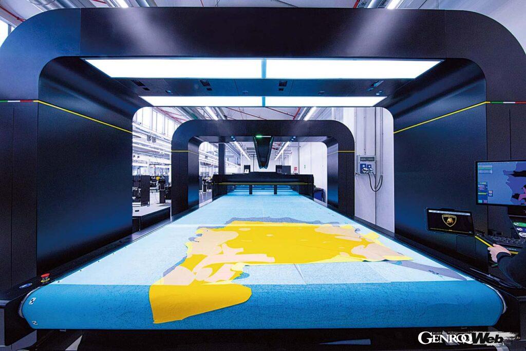 インテリアのレザーは傷などのチェックをした後、もっとも無駄の出ないパターンを算出、それに従って裁断される。縫製などはすべて手作業だ。