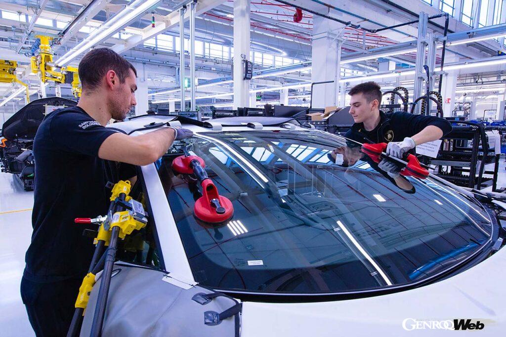 少量生産のスーパーカーメーカー、というと家内制手工業的なイメージがあるがランボルギーニの組み立て現場は驚くほど近代化されている。だがその中に手作業の部分も多い。両方のメリットを最大限に活かしているのが印象的だ。