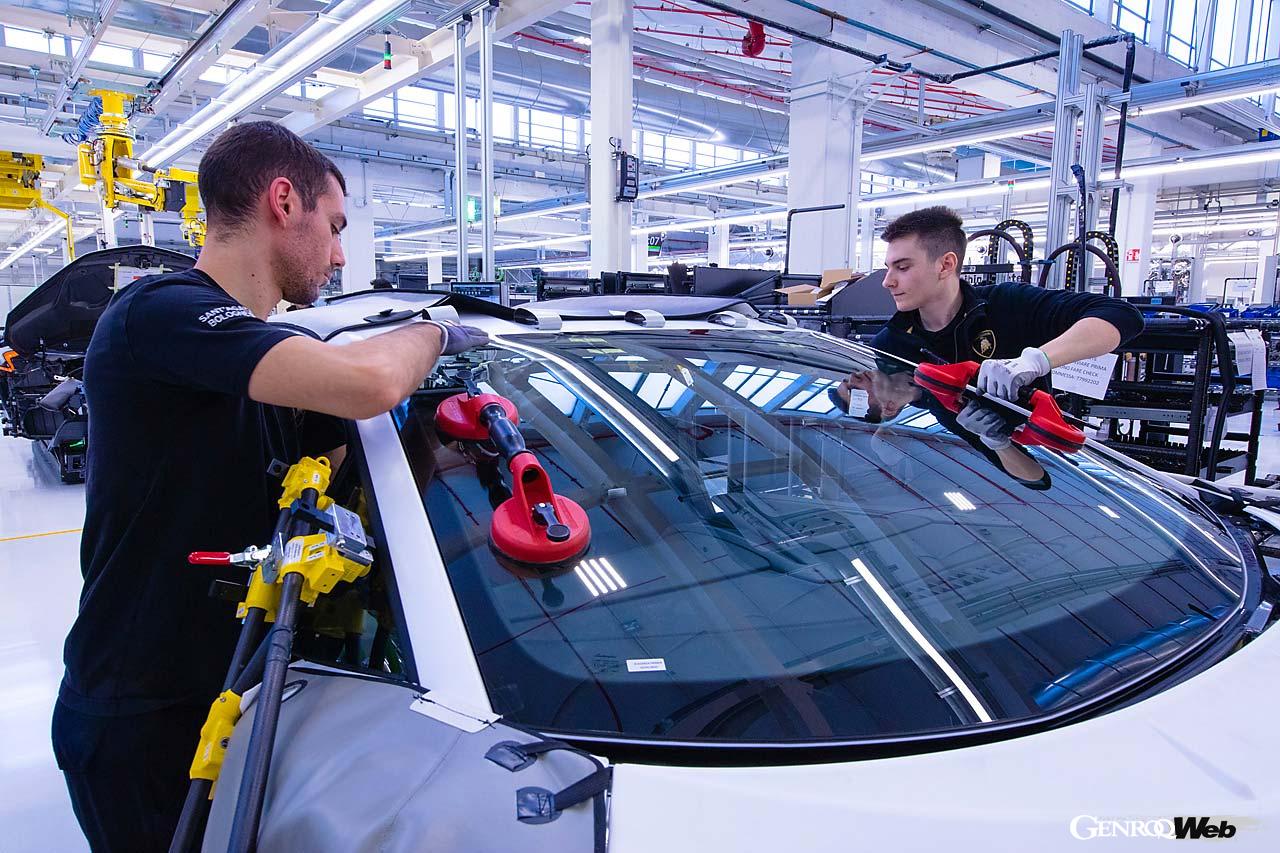 少量生産のスーパーカーメーカー、というと家内制手工業的なイメージがあるがランボルギーニの組み立て現場は驚くほど近代化されている。だがその中に手作業の部分も多い。両方のメリットを最大限に活かしているのが印象的だ。